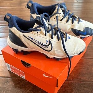 Nike Kids White and Navy Athletic Baseball Cleats size 4Y